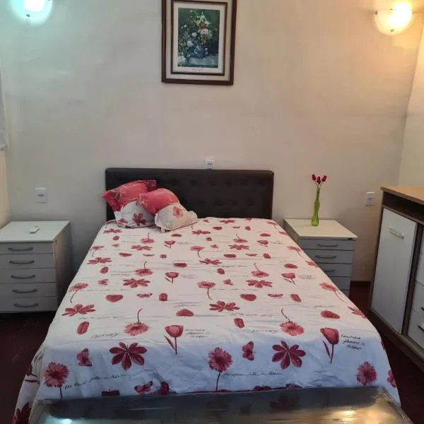 Kitnet casal e apartamento com lareira e vista jardim