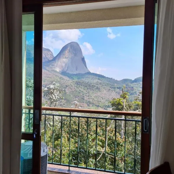 Vista para Pedra Azul e TV de 85''