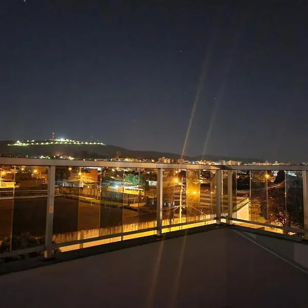 Rooftop 402: cobertura de um quarto no centro