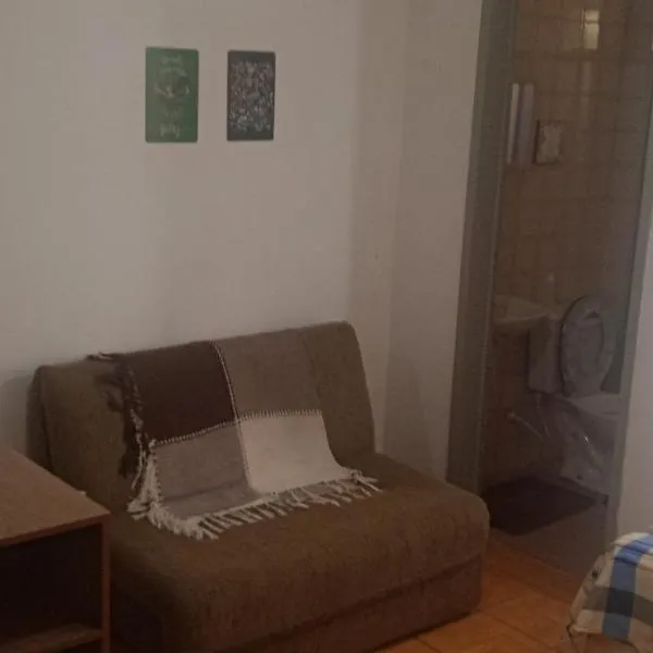 Kitnet Mobiliada no centro de São Leopoldo.