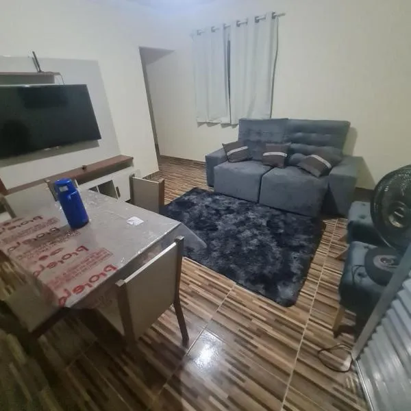 Casa mobiliada para descanso e com piscina para o lazer há 5 min do aeroporto, piscina compartilhada caso tenha mais hóspedes nas outras duas casas