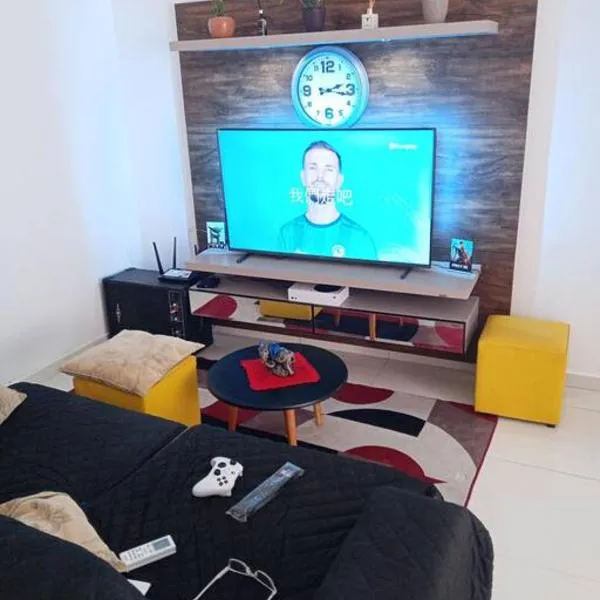 Apartamento centralizado à poucas quadras do mar.