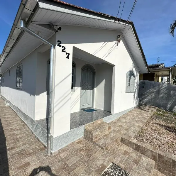 Linda e Ampla Casa Inteira Próxima ao Centro de Criciúma