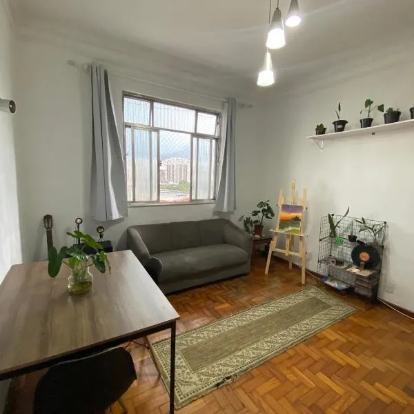 Alugo quarto privado em apartamento